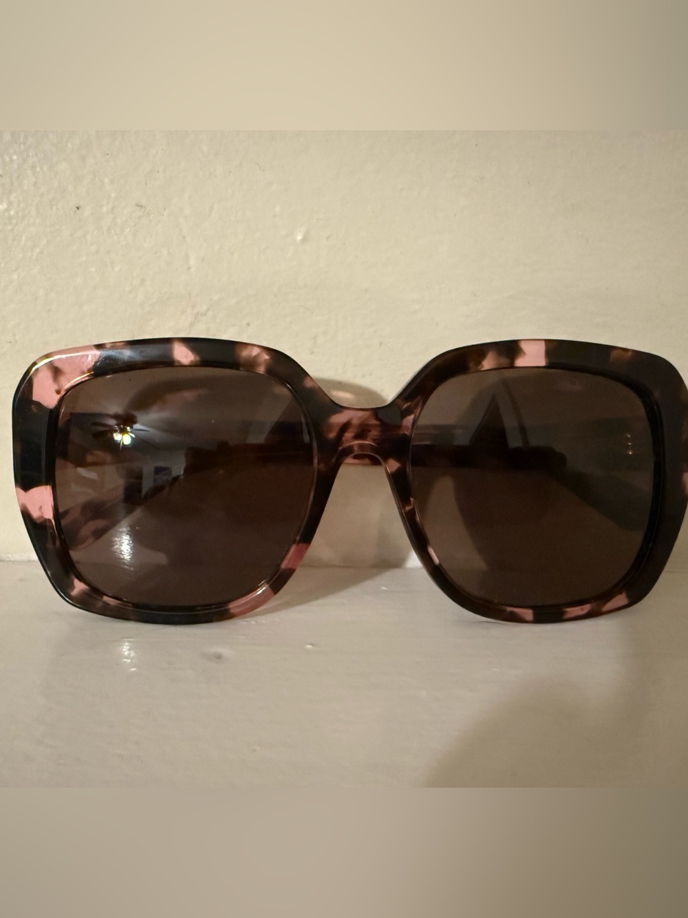NWOT MICHAEL KORS PINK & BROWN TORTIE SUNGLASSES
FLAWLESS CONDITION-NO CASE